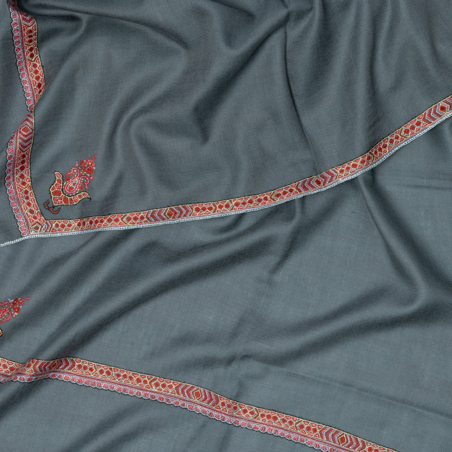 Schal "AYODHYA" aus feinstem handbestickten Pashmina-Kaschmir - reine Handarbeit